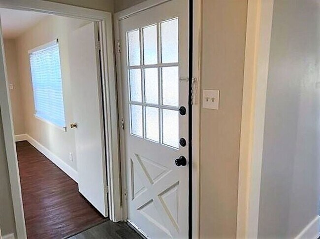 Foto del edificio - 8430 Birchcroft Dr