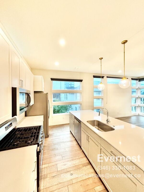 Building Photo - 2528 N Fitzhugh Ave