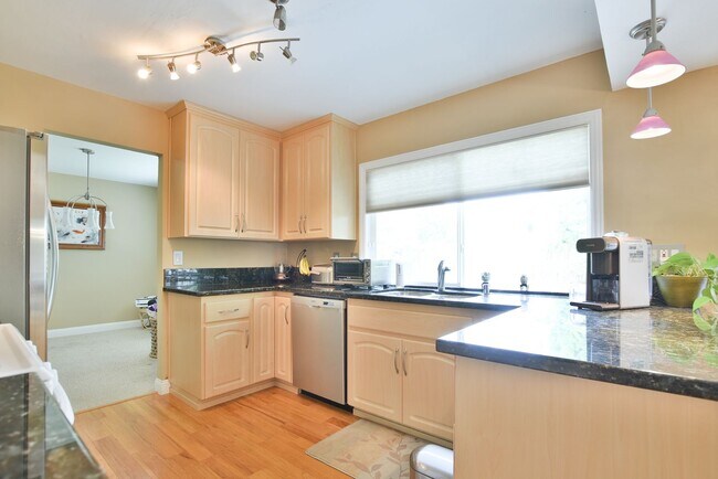 Foto del edificio - Beautiful 3 Bedroom + Office 2.5 Bath Home...