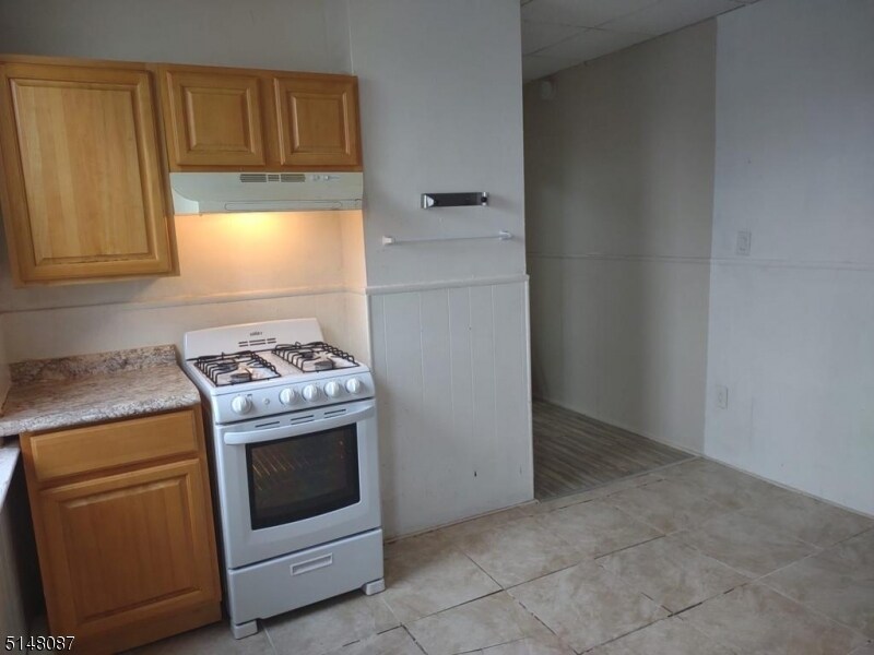 Primary Photo - 596 Jackson Ave