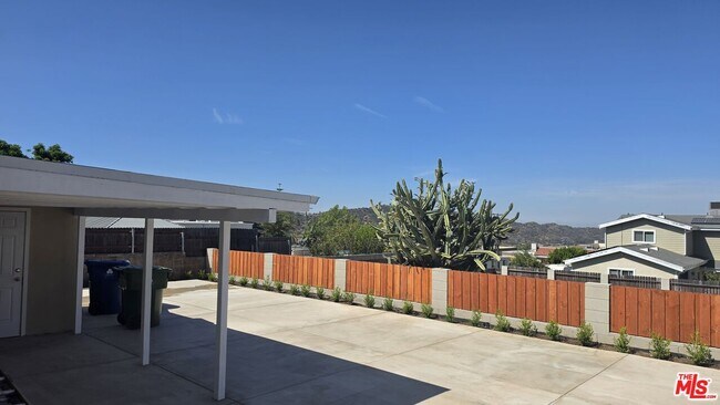 Foto del edificio - 10323 Samoa Ave