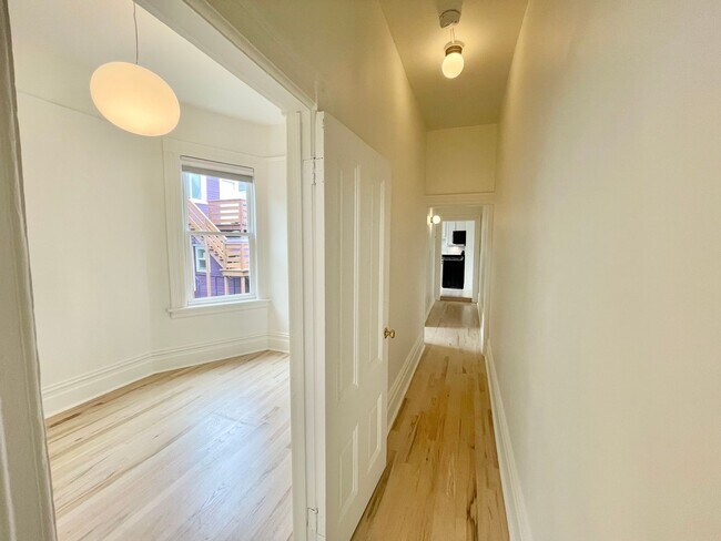 Foto del edificio - LIGHT FILLED, CHARMING,  2BR/1BA NOE VALLEY/ VALENCIA CORRIDOR MODERN CONDO PROGRESSIVE