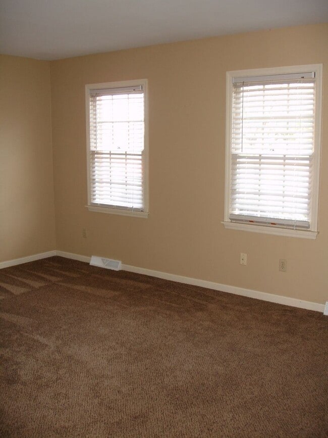 Building Photo - 3 br, 1.5 bath House - 41 LAURIE LANE