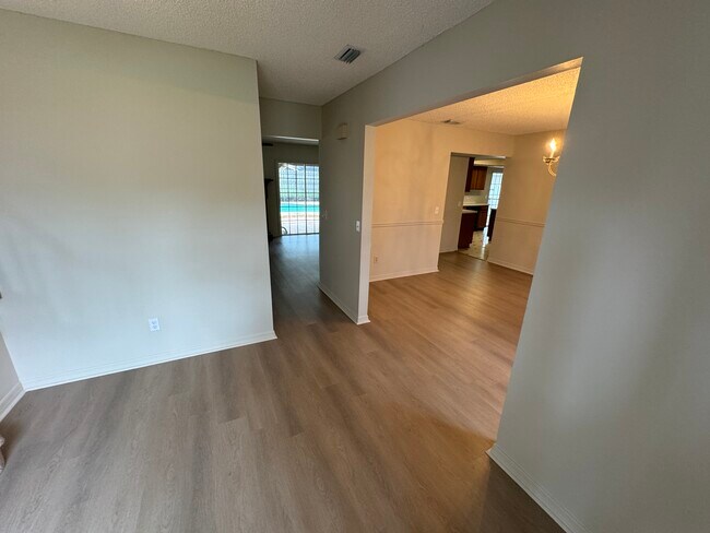 Foto del edificio - 2705 Cedarcrest Pl