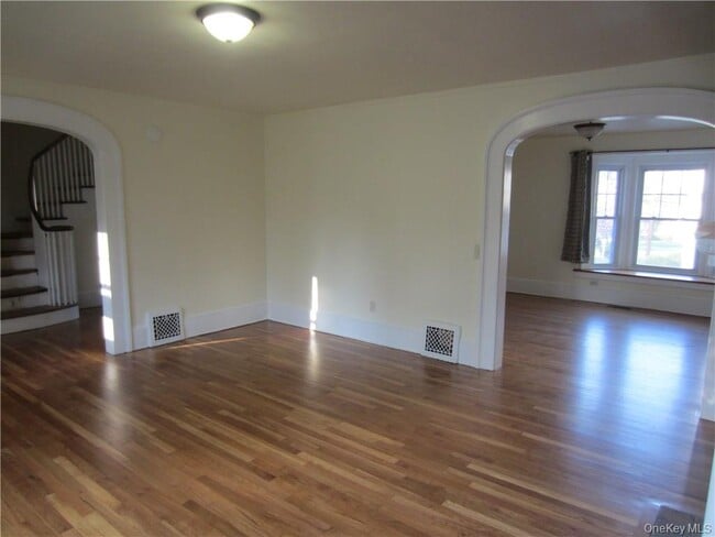 Building Photo - 212 S Cherry St