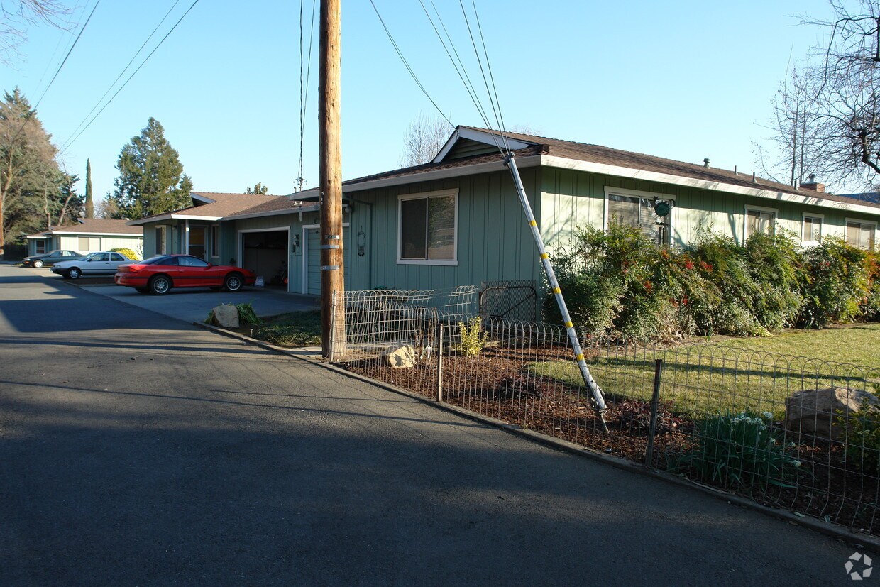 Primary Photo - 2 Peacock Ln