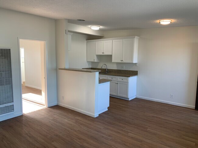 Building Photo - 9562 Maureen Dr