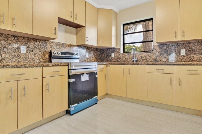 Foto del edificio - 715 NE 178th St