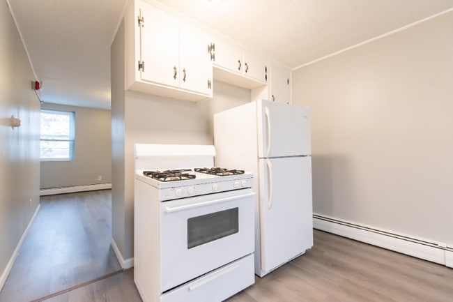 Building Photo - 672 N Main St