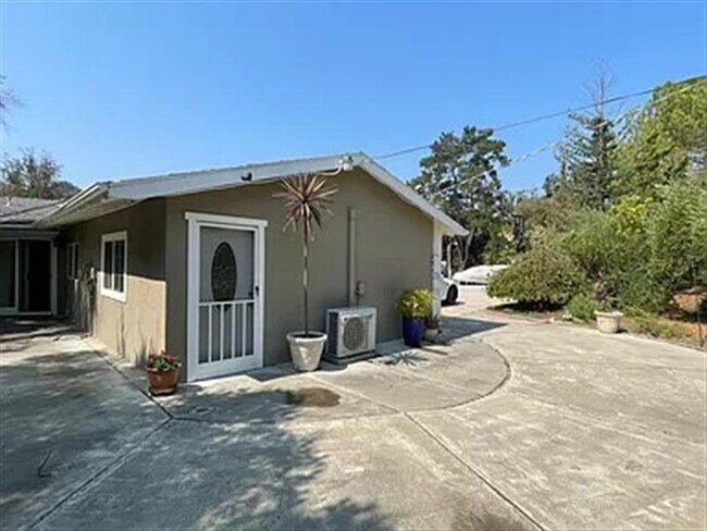 Building Photo - Hilltop Dr Home