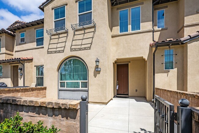 Building Photo - Beautiful Townhome in Desirable Neighborhood!