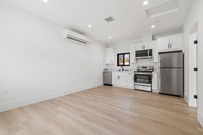 Foto del edificio - 16245 1/2 Chatsworth Street