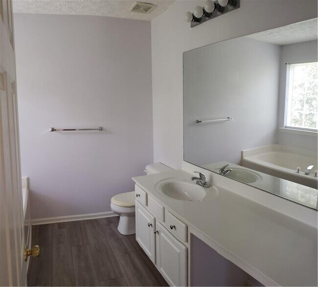 Foto del edificio - 204 Wild Flower Ln