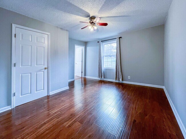 Building Photo - Charming Farragut Home with Large Fenced Yard and Wooded Access