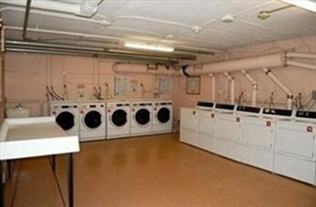 Foto del edificio - Large, comfortable 1 bedroom with balcony! Parking included! Near Natick Mall!