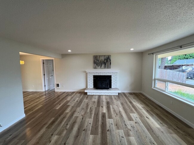 Building Photo - Recently Renovated Spacious Rambler with M...