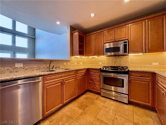Foto del edificio - 2220 Village Walk Dr