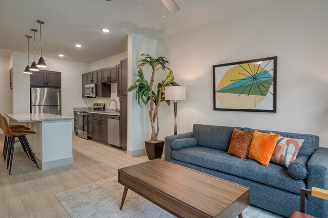 Oakwood Trails - Una comunidad asequible para adultos mayores de 62 años en Spring, TX. Amplia sala de estar interior. - Oakwood Trails - A 62+ Community