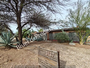 Building Photo - 3137 E Pima St