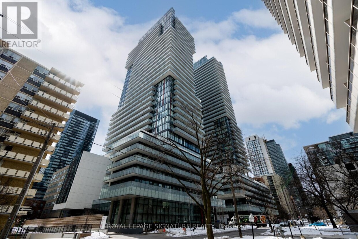 Primary Photo - 185 Roehampton Ave