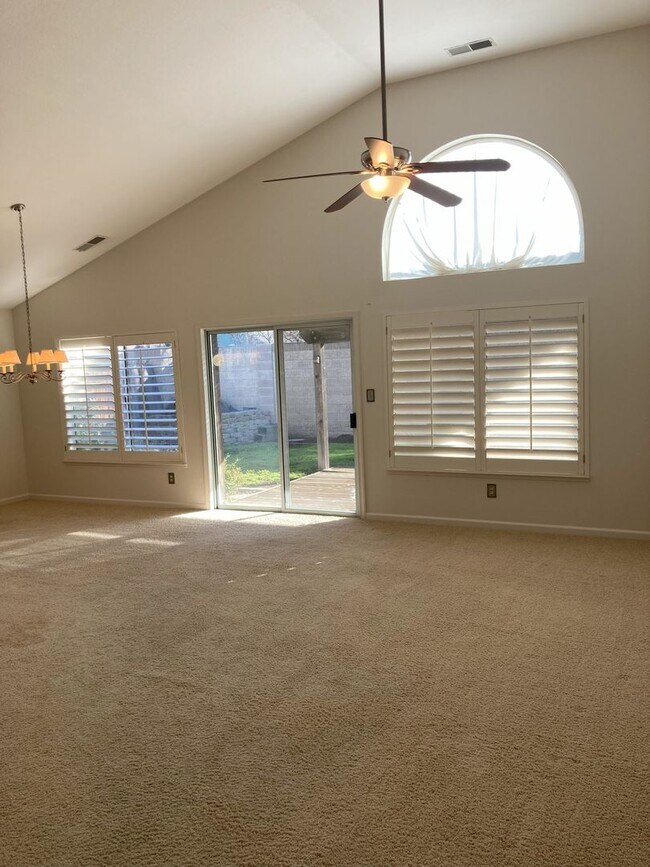 Building Photo - Move in Today! 3 Bedroom 2 Bath Tracy Home