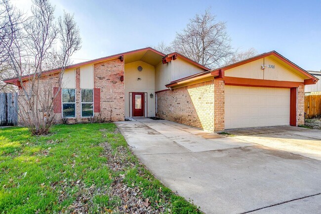 Foto del edificio - Great 3 Bedroom, 2 Bath, Brick Home in Gre...