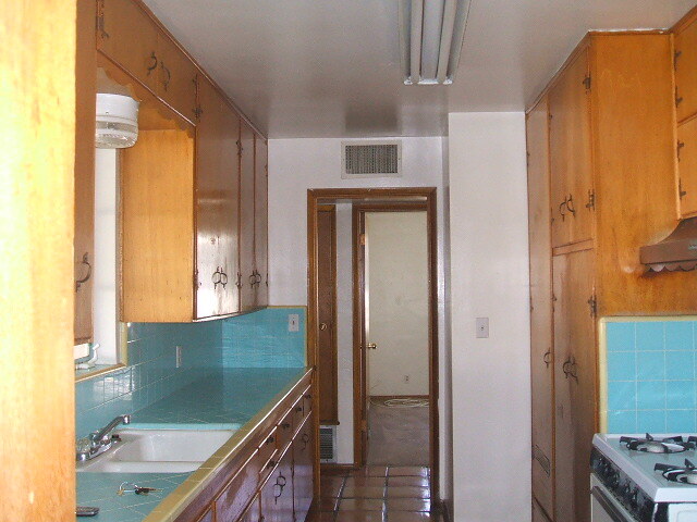 Building Photo - 528 W 17th Pl