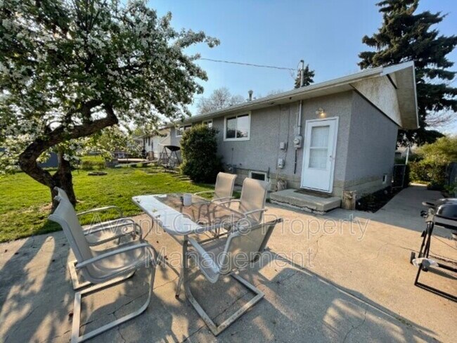 Photo du bâtiment - 16419-16105 105 Ave NW