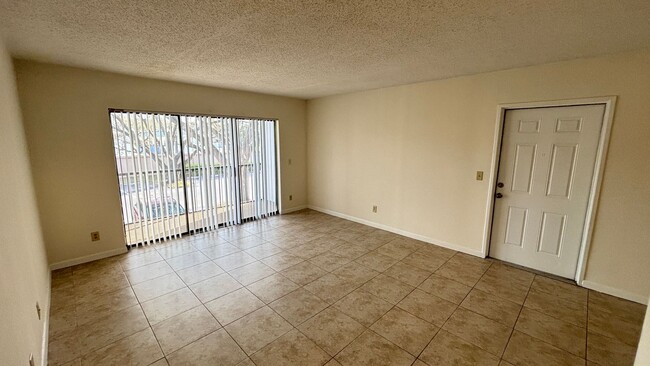 Foto del edificio - Gated 2nd Floor 2 Bed, 2 Bath Condo in Orl...