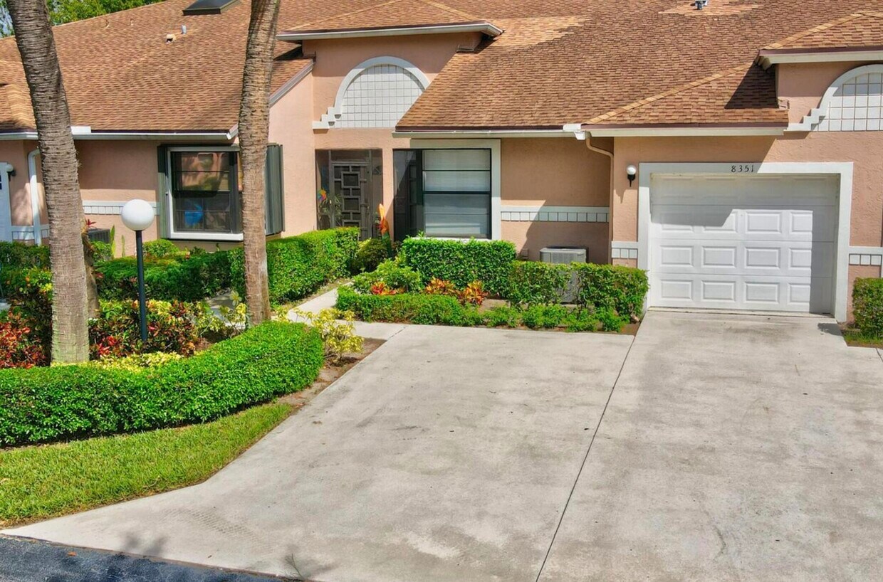 Foto principal - 8351 Sunmeadow Ln
