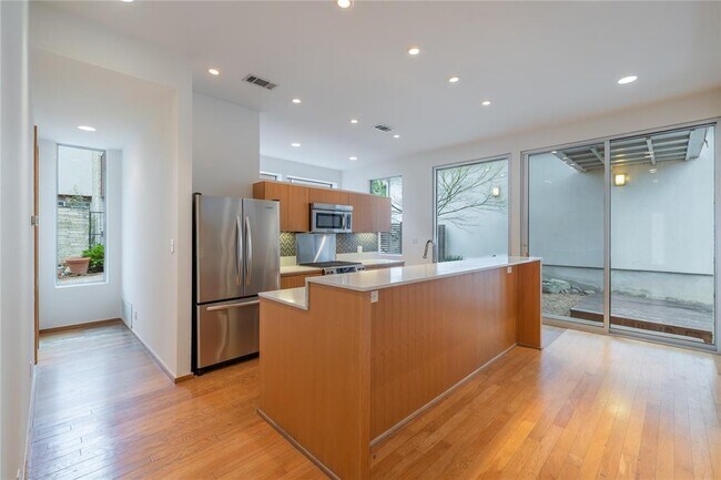 Foto del edificio - 4011 Lewis Ln