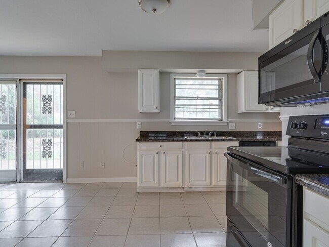 Foto del edificio - Renovated home in great Whitehaven neighborhood