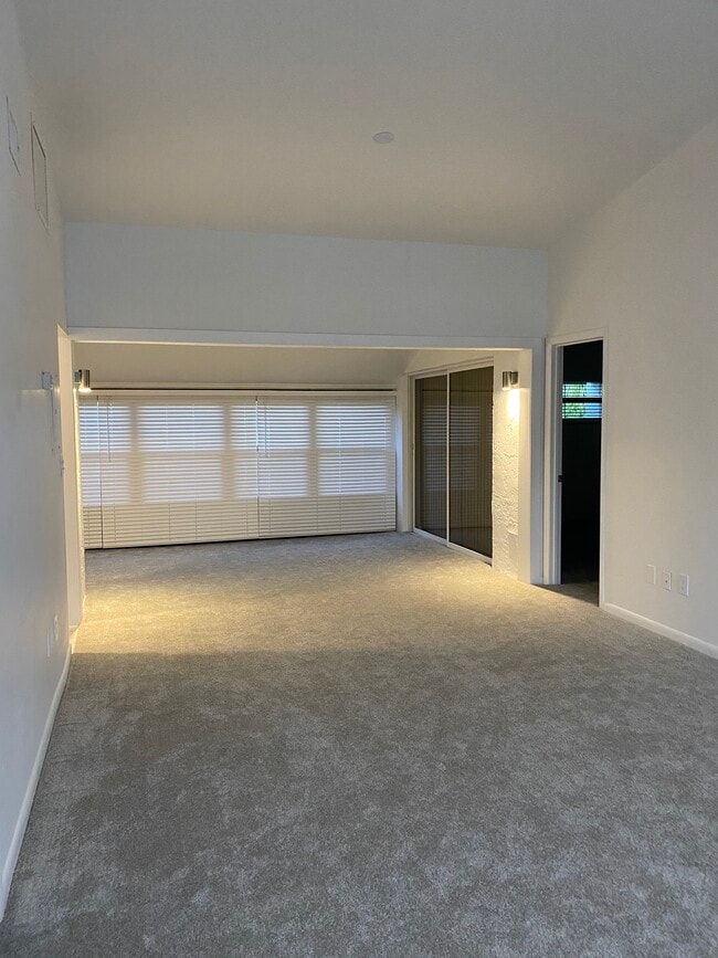 Building Photo - 1401 NE 14th Ct
