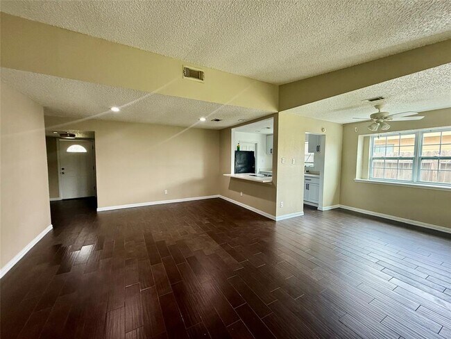 Foto del edificio - 8818 Fern Valley Dr
