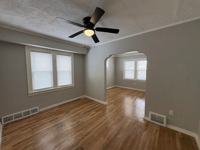 Foto del edificio - 10118 Russell Ave