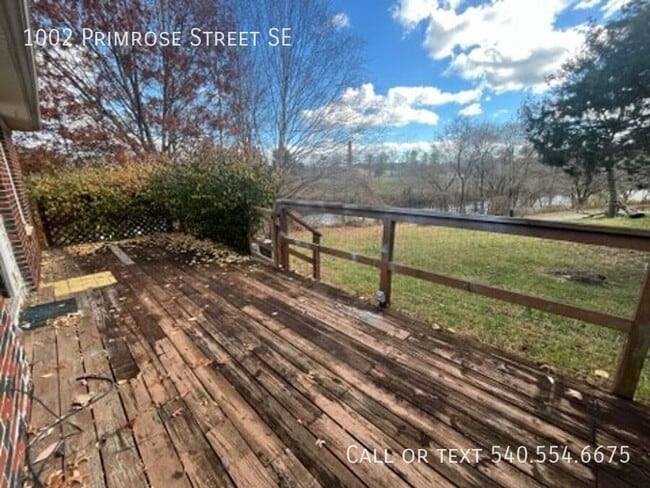 Building Photo - 1002 Primrose St SE