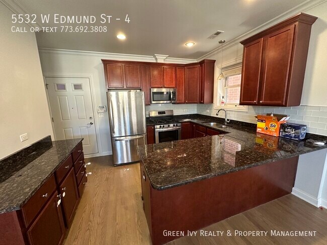 Foto del edificio - Quiet, Cozy Townhome in Jefferson Park,  2...