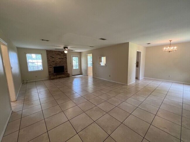 Building Photo - Pensacola - Pinehurst Subdivision - 3 bedr...
