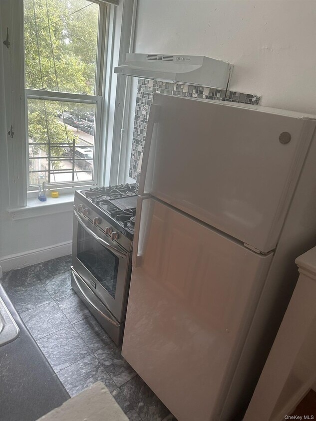 Primary Photo - 206 Hoyt St