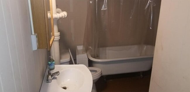 Building Photo - 2023 Young Ave