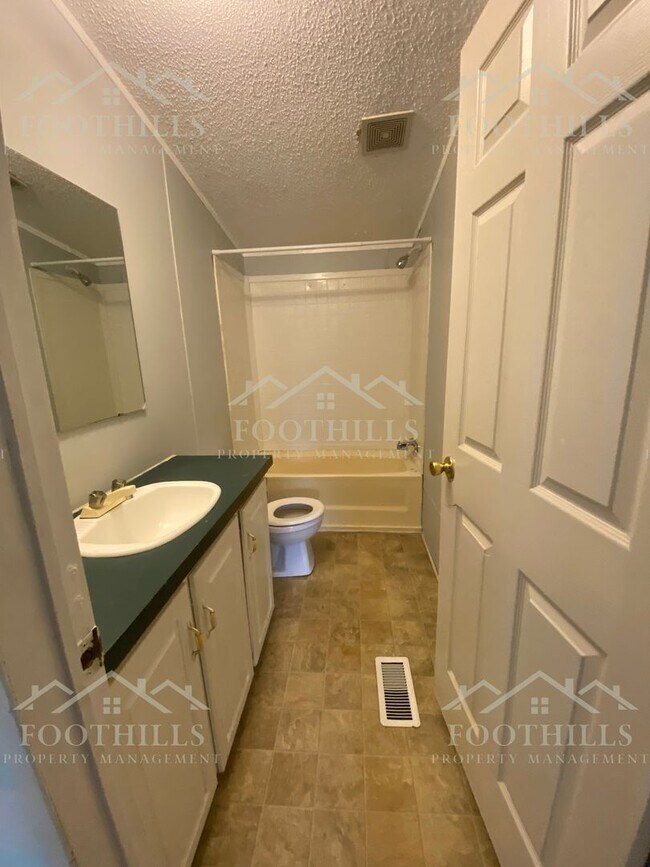 Foto del edificio - Peaceful Pondside Living – 3BR/2BA Home wi...