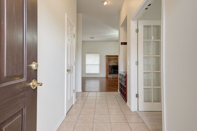 Building Photo - Beautiful 4BD/2BTH with a 2 car garage tha...