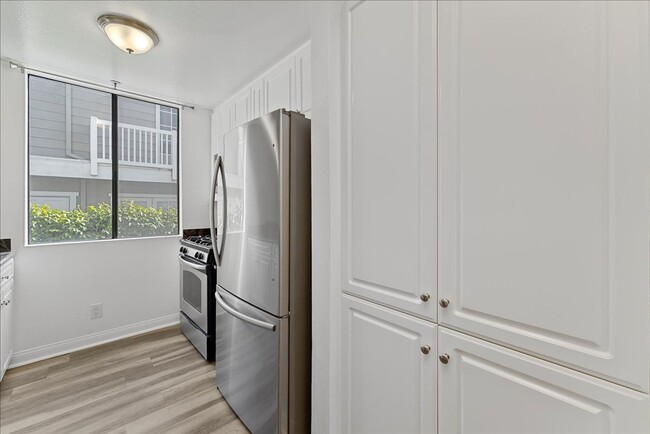 Foto del edificio - 4741 Radford Ave