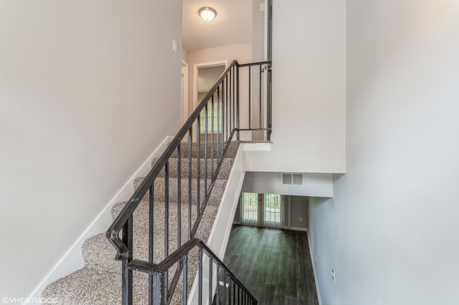 Staircase Classic Townhome - 2400 Campbellton Rd SW