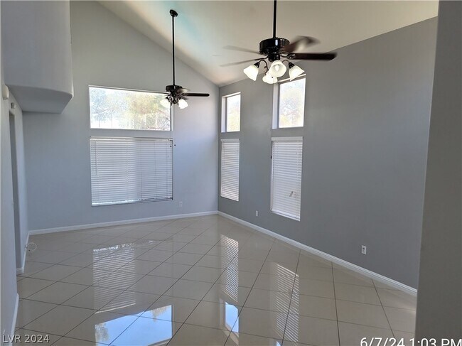 Foto del edificio - 7520 Pacific Ridge Ave