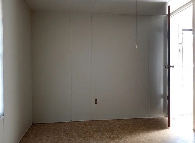 Building Photo - 2 Bedroom 1 Bath