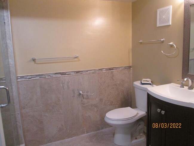 Building Photo - Lovely condo close to everything