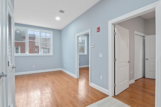 Building Photo - 100 Griffith St