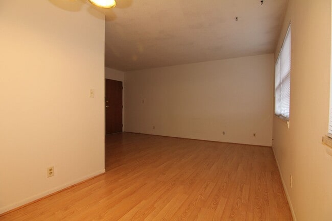 Building Photo - Spacious 1 bedroom 1 bath - available Augu...