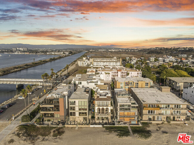 Foto del edificio - 6209 Ocean Front Walk